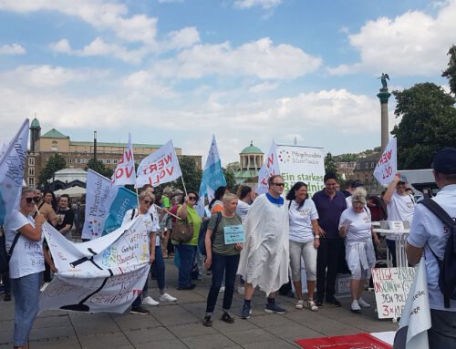 Pflege wird laut! – Mitarbeitende am Tag der Pflege in Stuttgart