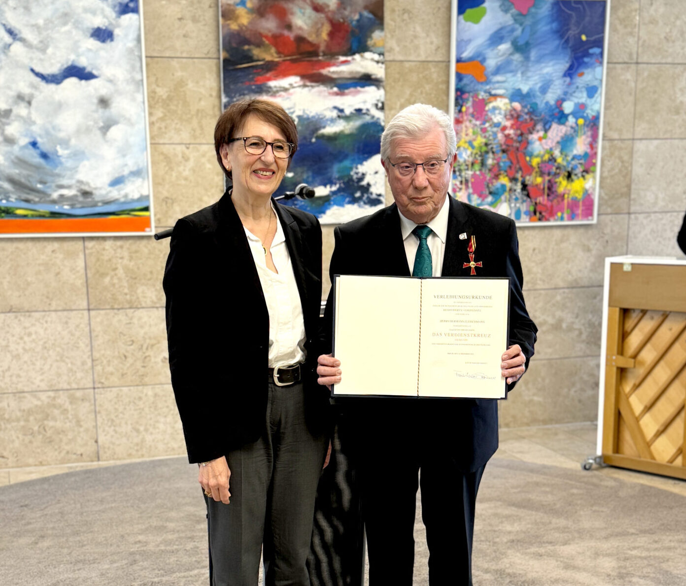 Urkunde und Bundesverdienstkreuz werden überreicht