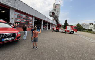 Die Drehleiter wird ausgefahren.