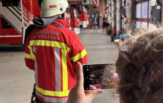Ein Feuerwehrmann macht sich zu Filmzwecken für einen simulierten Einsatz bereit.