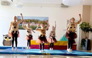 Auftritt der Gerätturnerinnen des Turnerbund Gaggenau im Eulenkostüm.