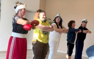 Sketch der Pflegekräfte und einer ehrenamtlichen Helferin.