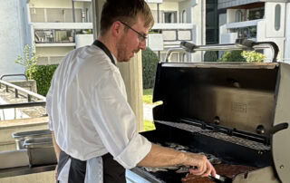 Simon gab am Grill alles bei den hochsommerlichen Temperaturen.